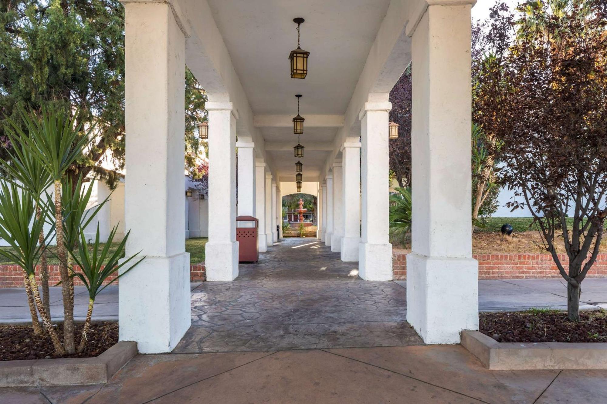 Quality Inn On Historic Route 66 Барстоу Екстериор снимка